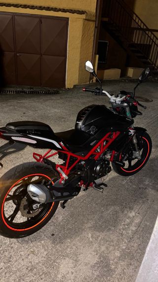 Moto Benelli 125 Negra con Chasis Rojo
