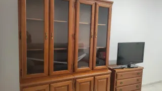 Mueble de salón de madera con vitrina
