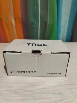 Grifo de metal plateado y azul