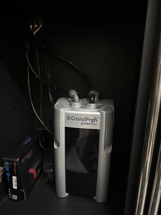 Pecera grande con mueble negro y depuradora