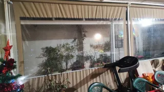 Toldos de terraza beige y transparentes