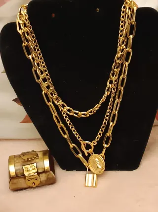 Collare multistrato con catena e lucchetto