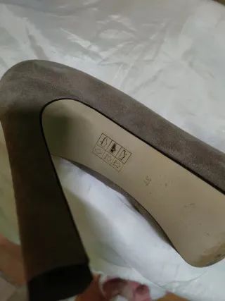 Zapatos de tacón Guess beige/gris
