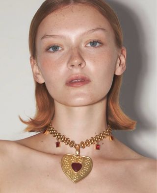 Colar Coração Dourado com Pedras Vermelhas