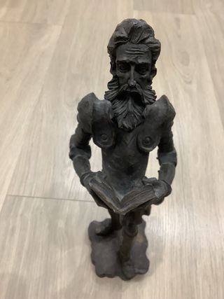 Figura Don Quijote leyendo libro