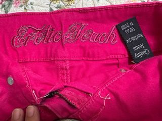 Shorts con cinturón y tachuelas
