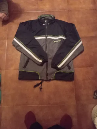 Chaqueta deportiva gris y negra