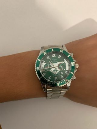 Reloj de cuarzo clásico plateado y verde