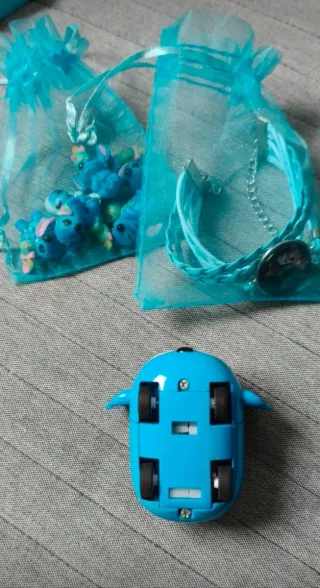 Lote: Pulsera, 6 figuras y Stich tsum