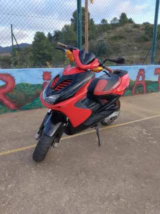 Yamaha Aerox Roja y Negra