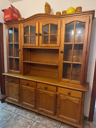 Mueble de madera con vitrina y cajones