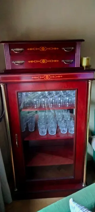 Vitrina de madera y cristal