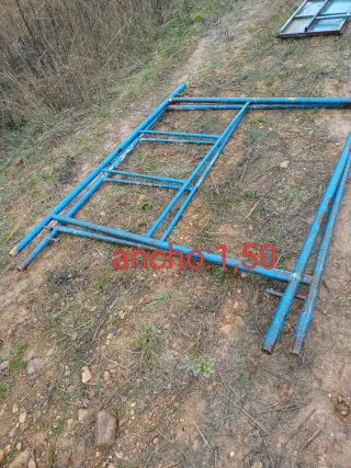 Andamios de obra azules