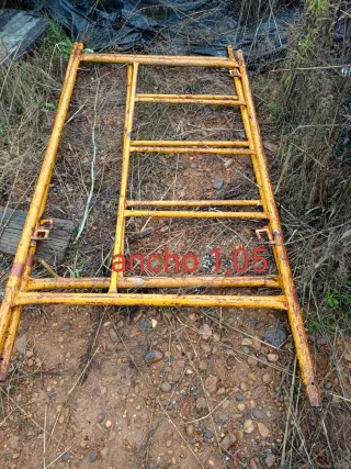 Andamios de obra azules