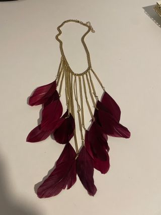 Collar dorado con plumas burdeos