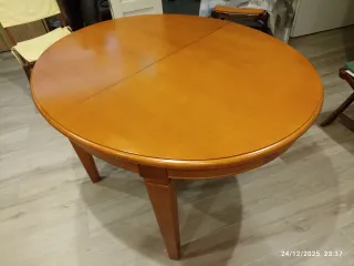 Mesa ovalada de pino para 4 y 6 personas.