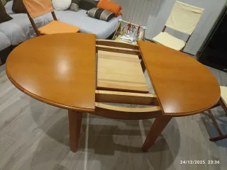 Mesa ovalada de pino para 4 y 6 personas.