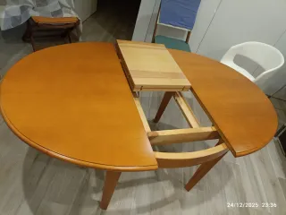 Mesa ovalada de pino para 4 y 6 personas.