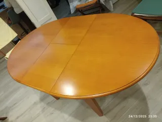 Mesa ovalada de pino para 4 y 6 personas.