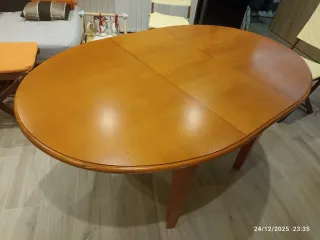 Mesa ovalada de pino para 4 y 6 personas.