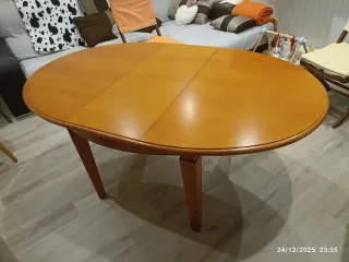 Mesa ovalada de pino para 4 y 6 personas.
