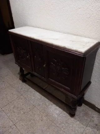 Aparador de madera con tapa de mármol