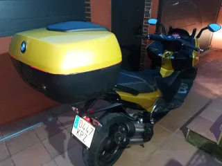 Moto BMW dorada