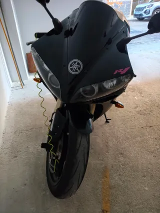 Yamaha R1 Negra mod 2006