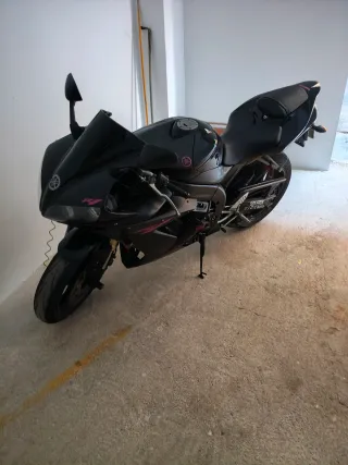 Yamaha R1 Negra mod 2006