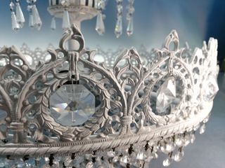 Antigua lámpara de techo estilo Imperio. Araña de cristales de roca.