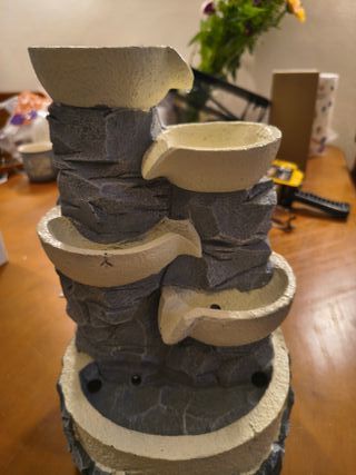 Fuente de Interior Cascada 4 Niveles jarro Efecto Piedra Natural luz LED Colorida, decoración Interior Zen y reposante, Fuente d