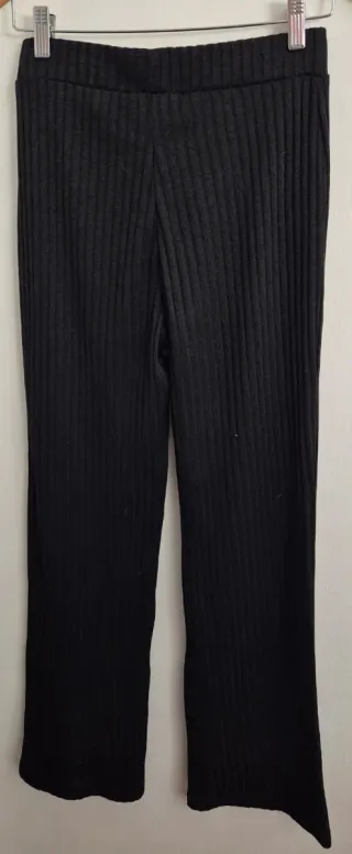 Pantalón negro acanalado abertura Mango