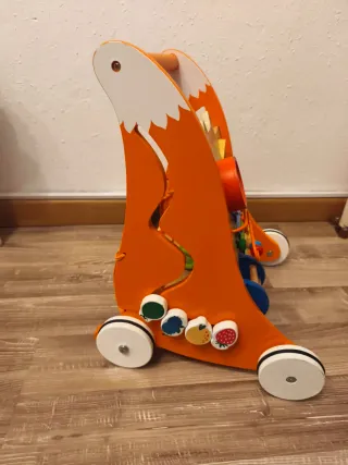 Andador de madera para bebé con actividades