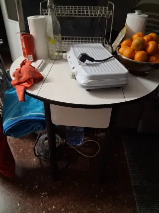 Mesa redonda cocina blanca y madera