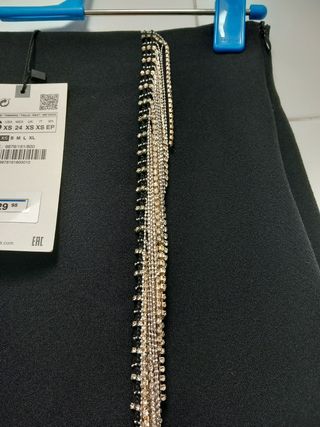 Falda Zara negra XS con pedrería. Valía 29,95€