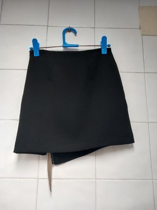 Falda Zara negra XS con pedrería. Valía 29,95€