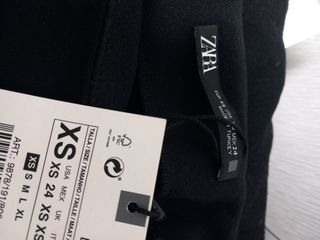 Falda Zara negra XS con pedrería. Valía 29,95€