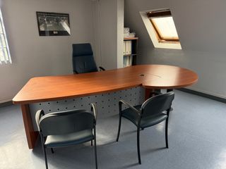 Mesa de oficina de madera grande