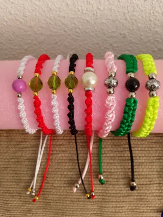 Artesanía: pulseras, pendientes, llaveros