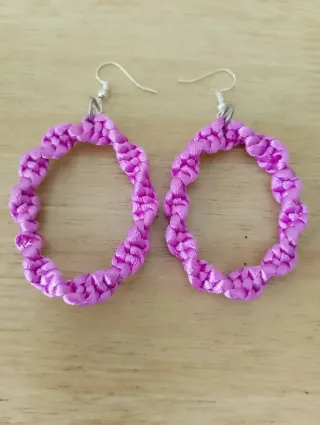 Artesanía: pulseras, pendientes, llaveros