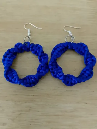 Artesanía: pulseras, pendientes, llaveros