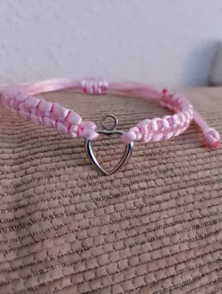 Artesanía: pulseras, pendientes, llaveros