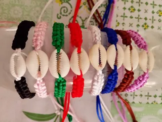Artesanía: pulseras, pendientes, llaveros