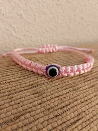 Artesanía: pulseras, pendientes, llaveros