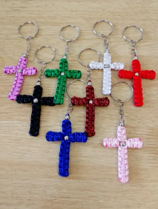 Artesanía: pulseras, pendientes, llaveros