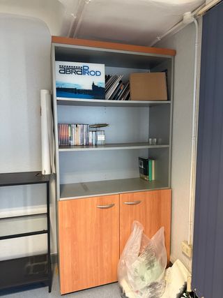 Estantería de oficina metálica y madera