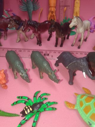Lote animales de plástico