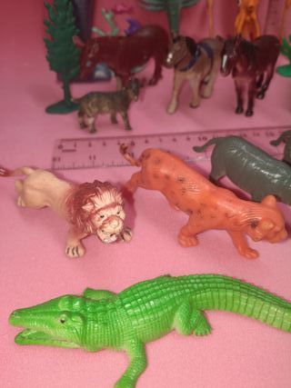 Lote animales de plástico