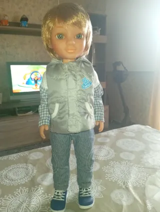 Muñeco original con la ropa intacta ,semi nuevo