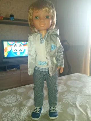 Muñeco original con la ropa intacta ,semi nuevo